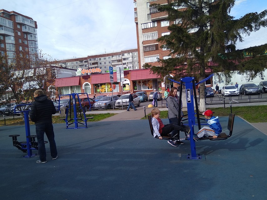 Ребятишки из соседних домов уже облюбовали спортплощадку на бульваре Мартынова. Фото: Анна МИКУЛА