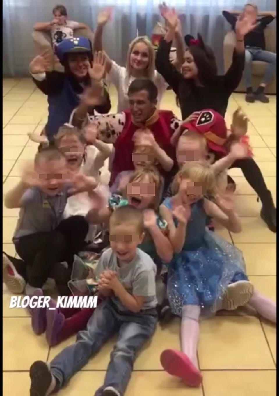 Пранкер уже несколько лет ездит с друзьями в детские дома с подарками. Фото: СОЦСЕТИ