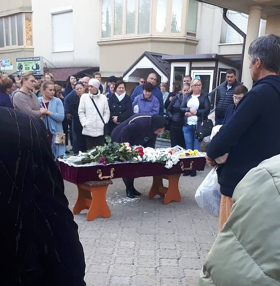 Мать Светланы никак не могла отойти от гроба.