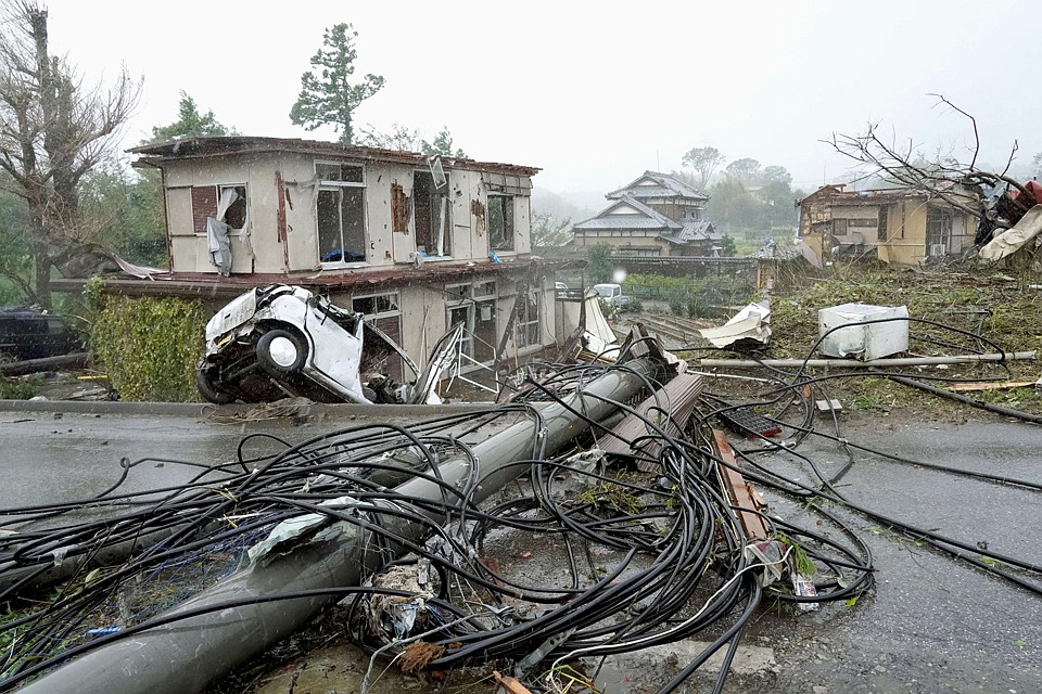 Сильным ветром разрушены дома, автомобили и опоры электропередач. Фото: REUTERS