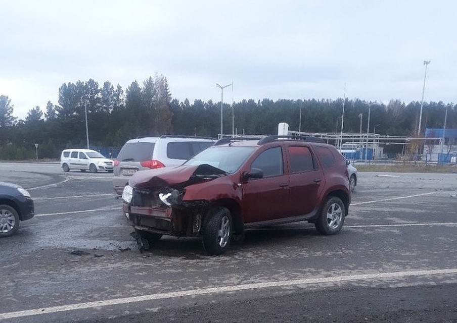 Renault пострадал не так сильно. Фото: сообщество "Инцидент Екатеринбург"