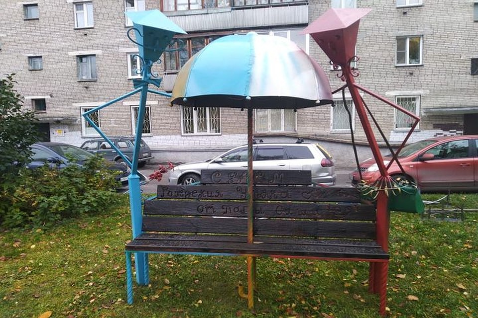 Кованая лавочка украшение двора. Фото: Новосибирская служба эвакуации «АСТ-54».