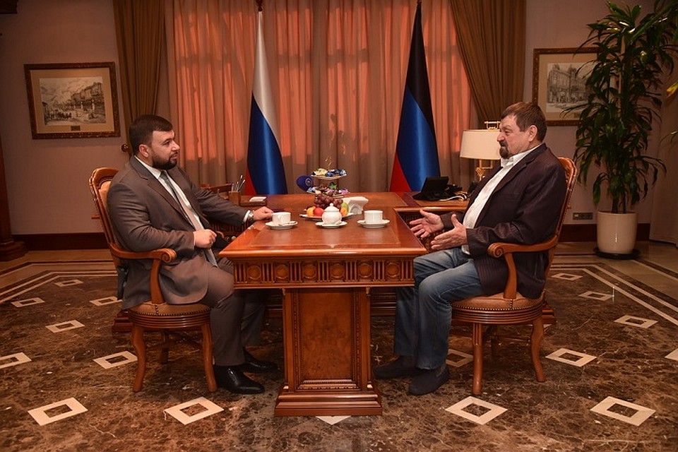 Денис Владимирович отметил, что достижения Леонида Федоровича вызывают огромное уважение и восхищение среди земляков. Фото: denis-pushilin.ru