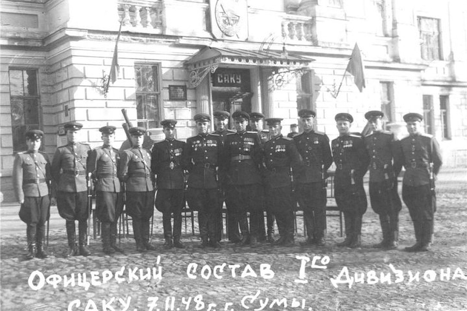 Юрий Калинин (третий слева) с курсантами артиллерийского училища в Сумах.
