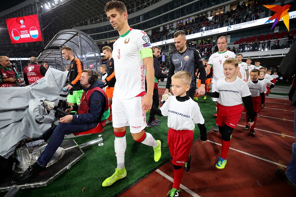 Капитан беларусов Александр Мартинович выводит команду на игру с голландцами Фото: Святослав ЗОРКИЙ