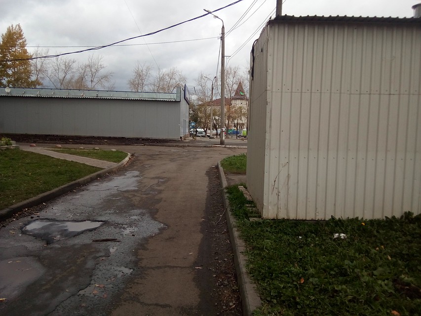 Из-за этого угла выбежал мальчик.