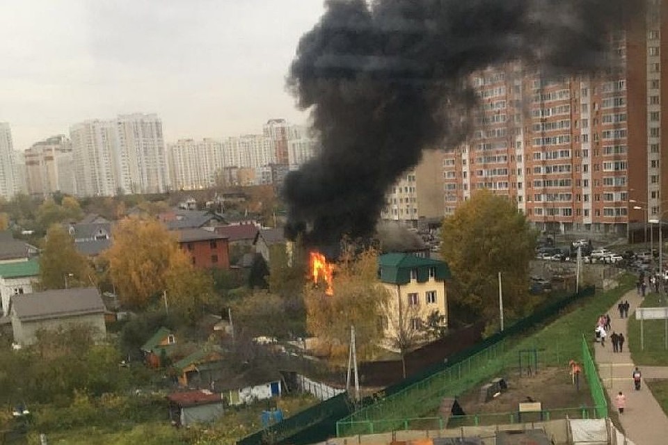 Загорелся двухэтажный деревянный дом на улице Льва Яшина. Фото: СОЦСЕТИ