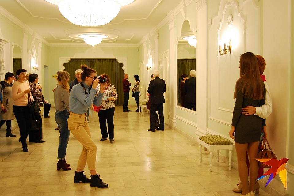 Студентка МГИКа Валерия Помыкалова в рамках проекта фотографирует зрителей.