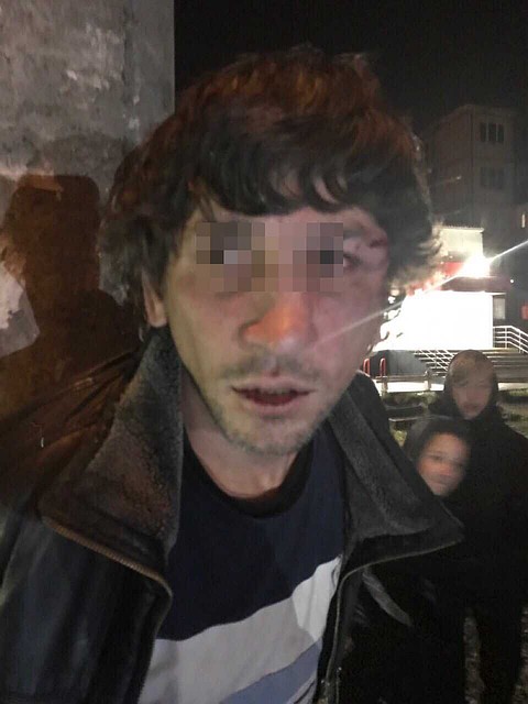 Мужчину нашли местные жители, они считают, что тот причастен к нападению на детей Фото: "КП-Петербург"