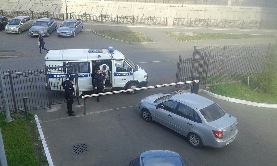 На суд их привезли по отдельности: Шилова - на легковушке без опознавательных знаков, Шилова - на "Газели" с мигалками Фото: Елена СЕРЕБРОВСКАЯ