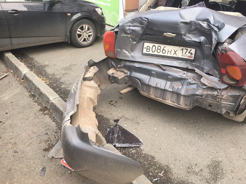 К счастью, в автомобилях никого не было Фото: Валентина ВАГАНОВА