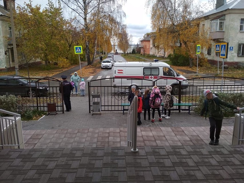 Детей после ЧП распустили с уроков, сейчас на месте работают следователи и полиция. Фото: Алена МАРТЫНОВА
