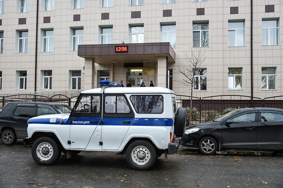 На месте работали полицейские, следователи и медики. Фото: Алена МАРТЫНОВА
