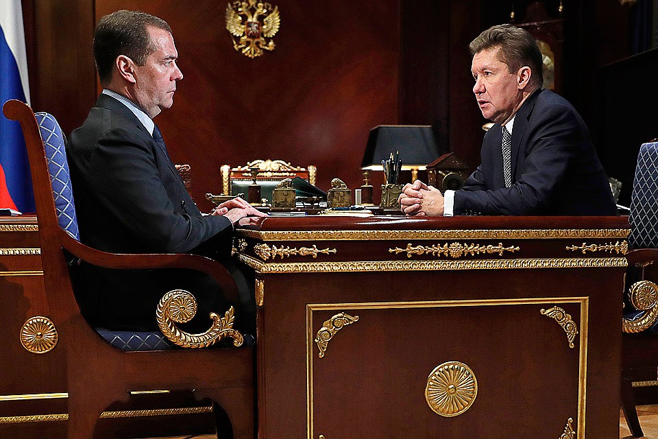 Премьер-министр РФ Дмитрий Медведев и председатель правления ПАО "Газпром" Алексей Миллер во время встречи в подмосковной резиденции "Горки". Фото Дмитрий Астахов/POOL/ТАСС