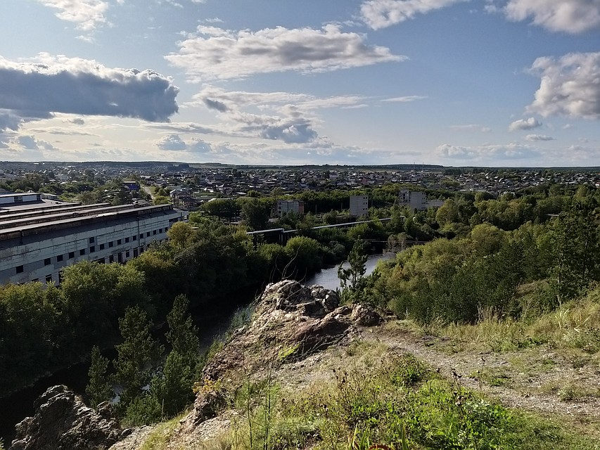Вид со смотровой площадки на город Режевскую плотину. Фото: Кира Санникова
