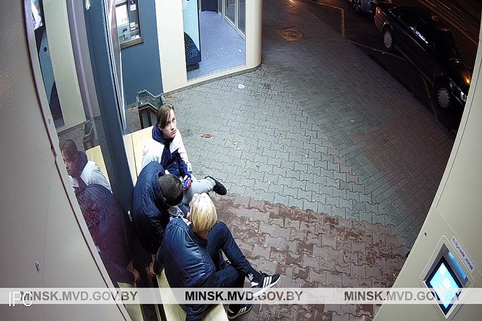 Выпивший минчанин уснул на "умной остановке". Фото: ГУВД Мингорисполкома.