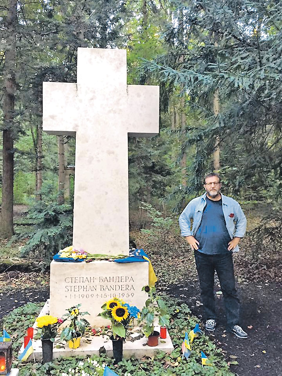 Четыре года назад бывший вице-премьер Кох специально съездил в Мюнхен, чтобы возложить цветы на могилу Бандеры. Фото: facebook.ru