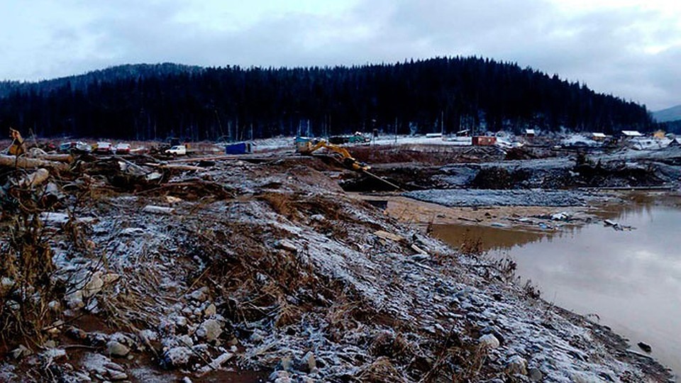 ЧП произошло ночью 19 октября на реке Сейба в районе поселка Щетинкино Красноярского края России. Фото:tvzvezda.ru