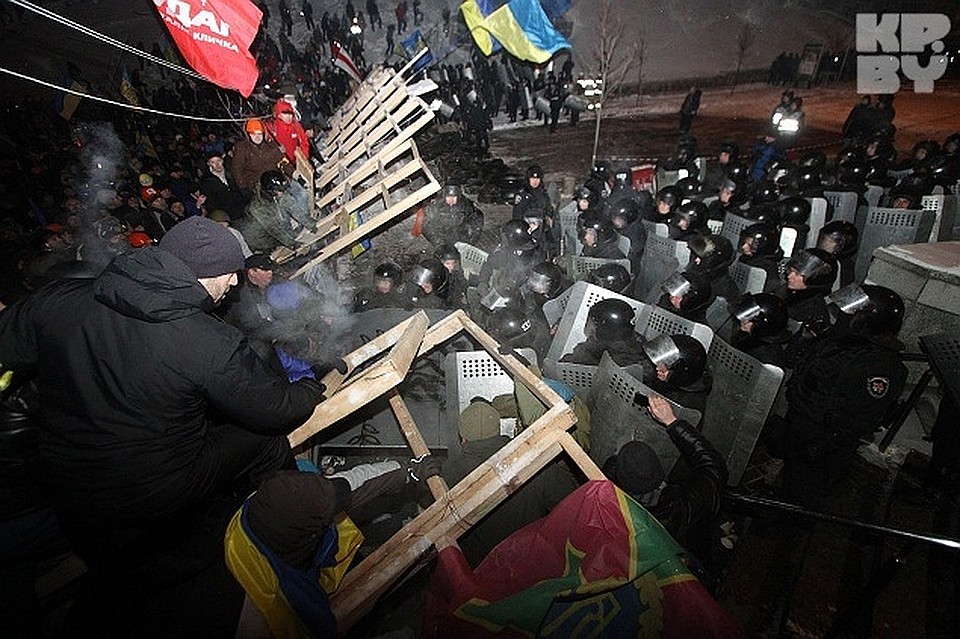 Янукович, при котором заигрывания с националистами-радикалами на Украине и государственное спонсирование их достигли высокого уровня, может рассказать, как именно они «похоронили» вместе с ним ту Украину Фото: Сергей ГАПОН