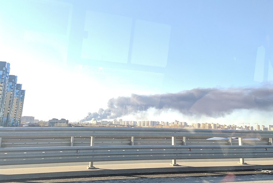 Очевидцы видели дым с моста Мельникайте Фото: Лидия Шумкова