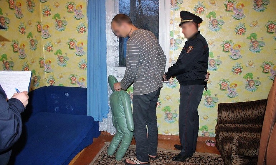 25-летний папа бил дочь руками и ногами, бросал на тахту и в стену. Фото: СК