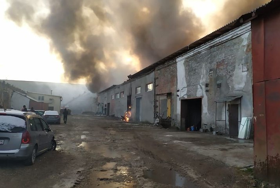 Спасатели вынесли из здания газовые баллоны и баллоны с ацетиленом. Фото: ГУ МЧС по НСО