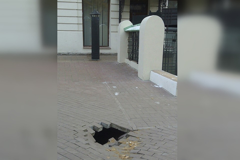Источник шуток, который образовался за краеведческим музеем. Фото: служба эвакуации «АСТ-54».