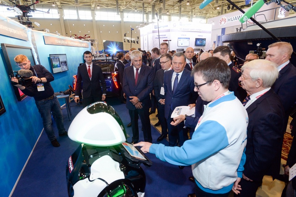 Робот-полицейский на устойчивой самоходной платформе с надписью "Полиция" сможет круглосуточно патрулировать улицу без перерывов на обед. Фото: пресс-служба МВД РФ