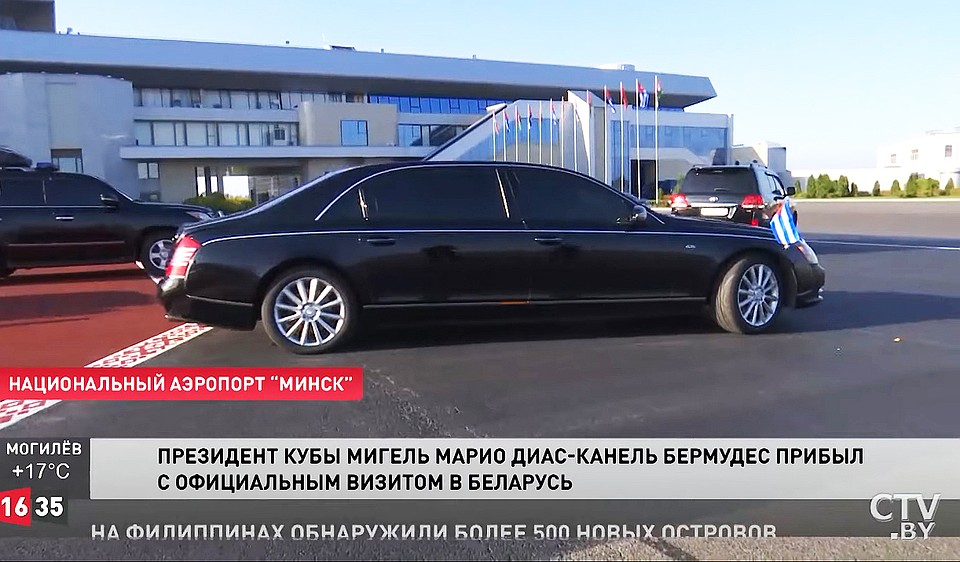 У трапа гостя встретил черный «Майбах». Кадр телеканала СТВ.