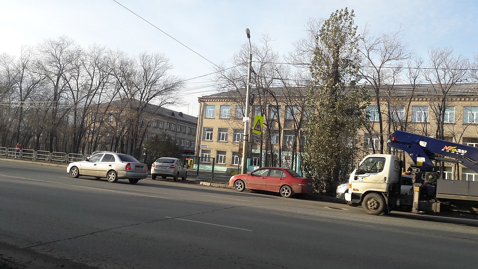 Дети перебегают к школе через четырехполосную дорогу. Фото: Ирина КАРЕЛИНА