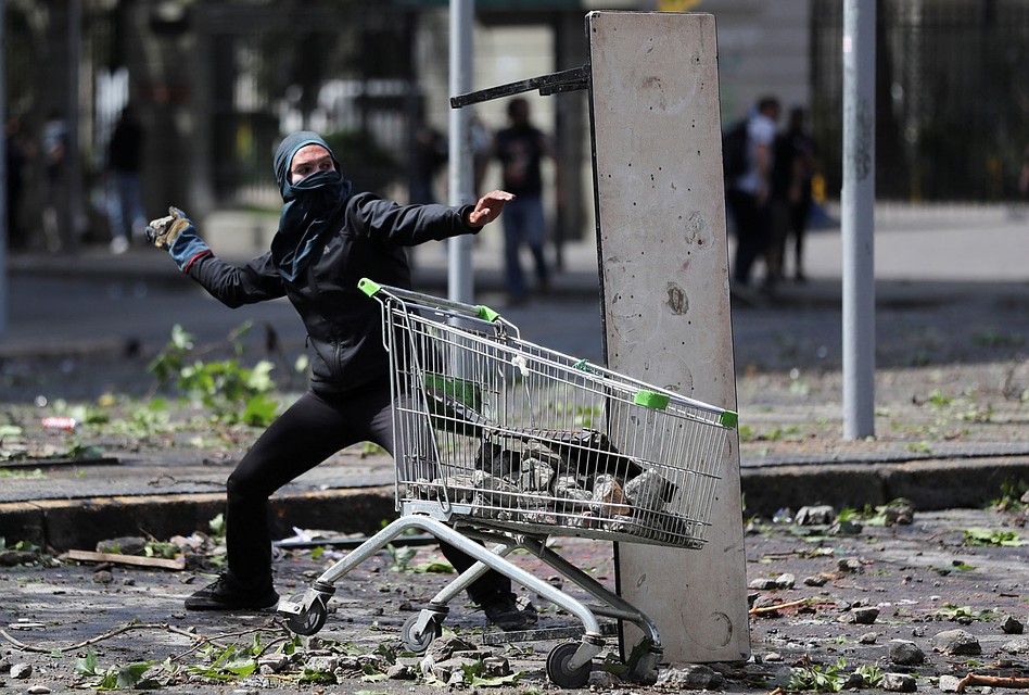 Массовые беспорядки охватили столицу Чили. Фото: REUTERS