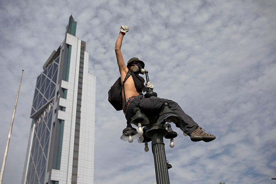 Массовые беспорядки охватили столицу Чили. Фото: REUTERS