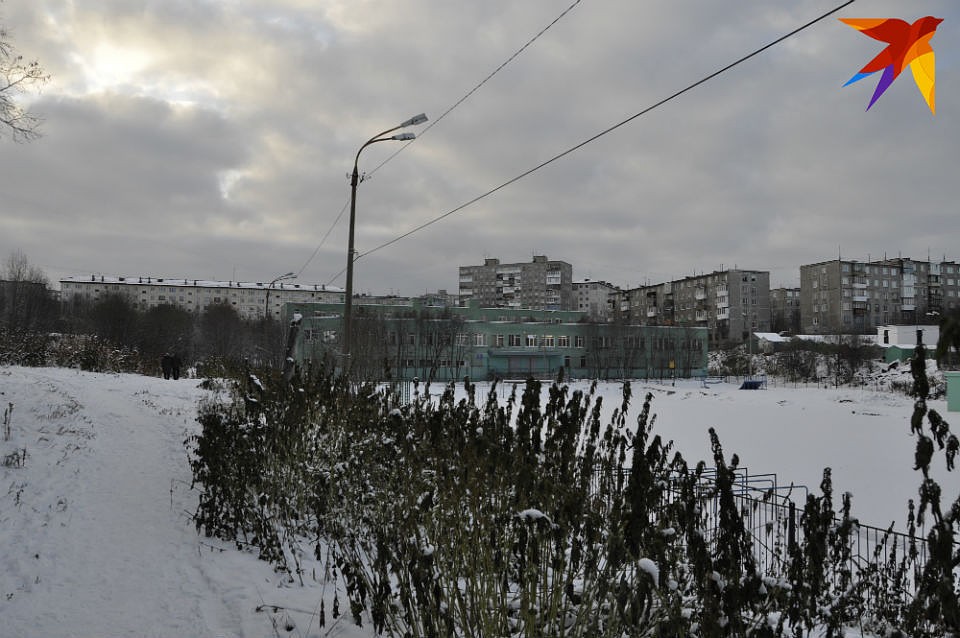 До школ в Ленинском округе часто ведут не самые удобные тропки. Фото: Наталья ЛОБАНОВА