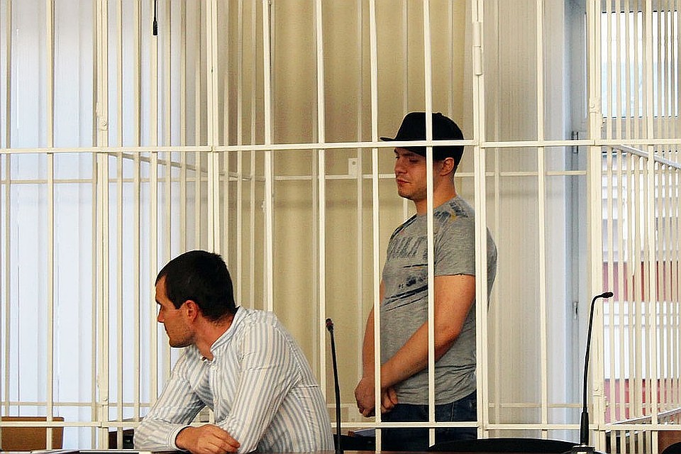 Евгений Кочергин со своим адвокатом Евгением Сергутовым на суде. Фото: ОЛЕКСЮК Иван