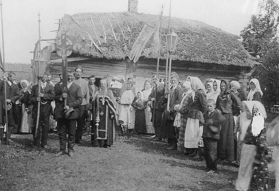 На снимок Исаака Сербова в 1912 году попали похороны в Плотнице тогда Пинского уезда – в то время процессия шла с хоругвями. Фото: Книга «Белорусы в снимках Исаака Сербова»