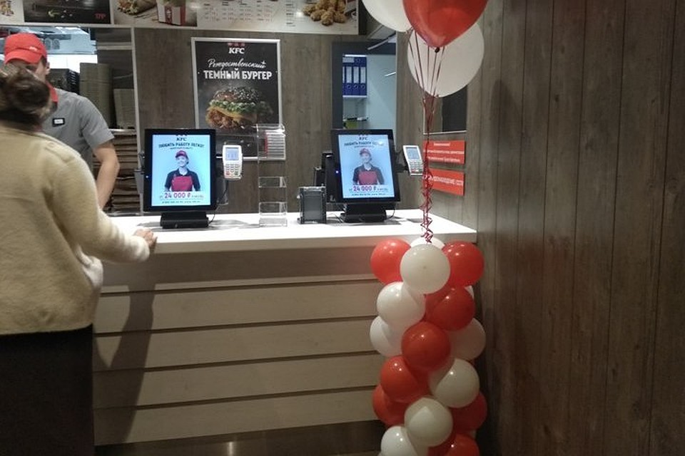 Посетители уже приезжают в KFC. Фото: Галина ШЕЛГАЧЕВА
