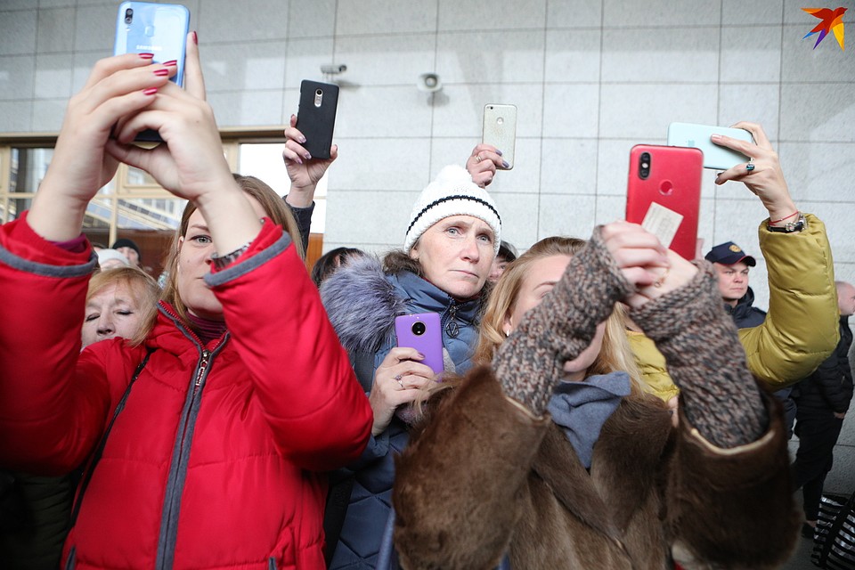 Снимать и фотографировать запрещали, но кто удержит преданных поклонников. Фото: Святослав ЗОРКИЙ