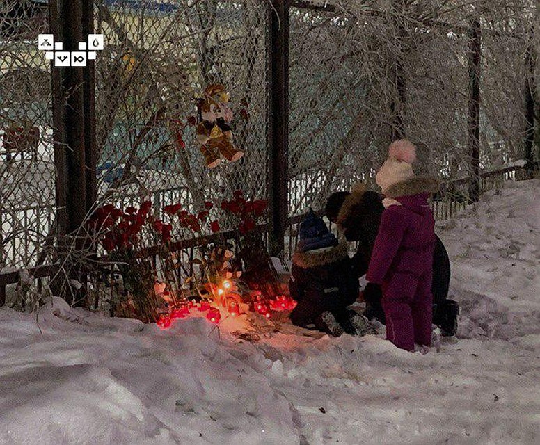 Вечером 31 октября к садику Сказка в Нарьян-Маре детки и их родители несли мягкие игрушки, цветы и свечи. Фото: vk.com/okrugodnakomanda