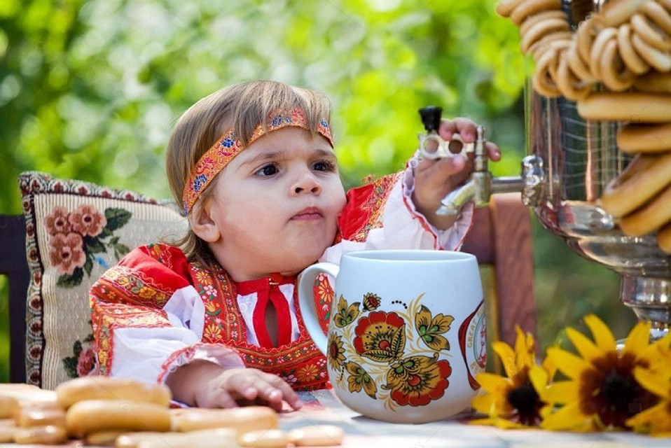 Одежда для детей – это мечта, которую «Великоросс» сделает явью. А кружки с расписными узорами можно купить уже сейчас. Фото: Степан СТЕПАНОВ