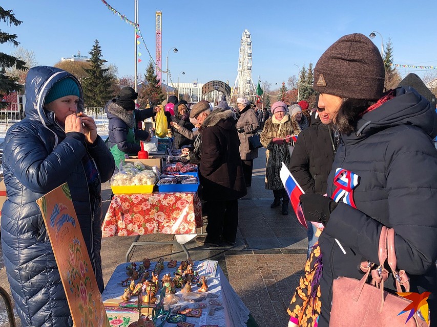 Продавцы на деле показывают, что можно делать с сувенирами Фото: Алексей КОСЕНЧУК