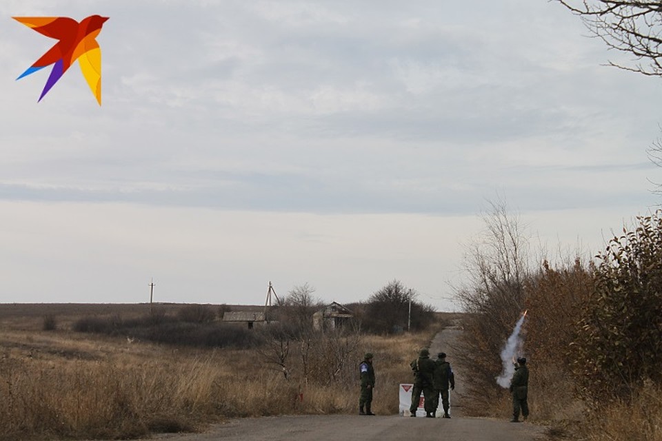 Ровно в 13.00 по московскому времени представители ДНР выпустили в небо сигнальную ракету белого цвета в знак своей готовности возобновить процесс разведения войск на участке «Петровское – Богдановка» Фото: Никита МАКАРЕНКОВ, Павел ХАНАРИН