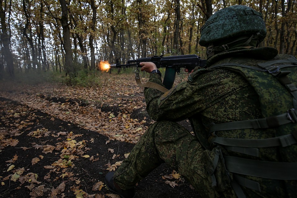 Военные вели огонь в лесу. Фото: пресс-служба ЮВО