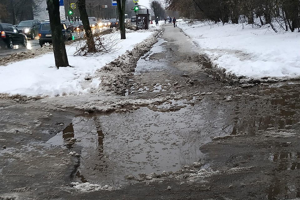 Жителям города пришлось «месить снежную кашу». Фото: vk.com/zlo43