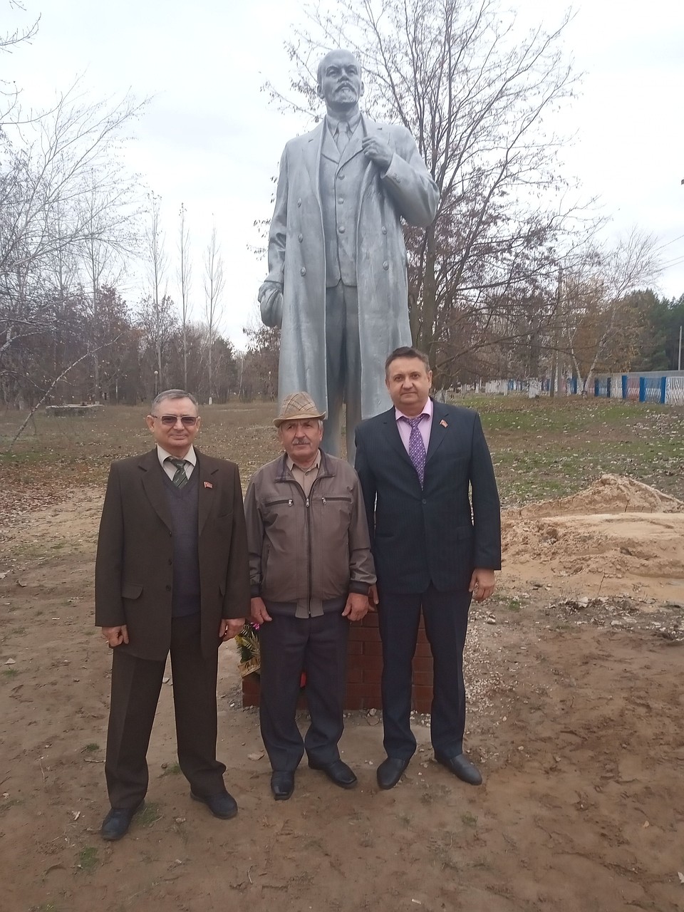 После торжественного мероприятия возле памятника фотографировались по очереди. Фото: Юрий Гагин