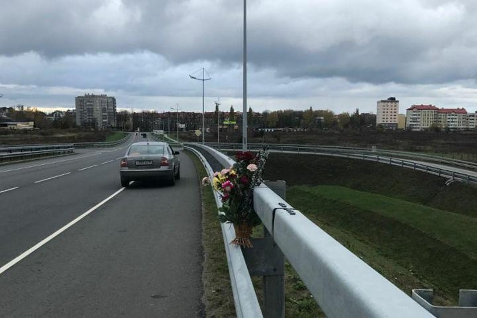 Живые цветы на месте трагедии. Фото: Ольга Гончарова
