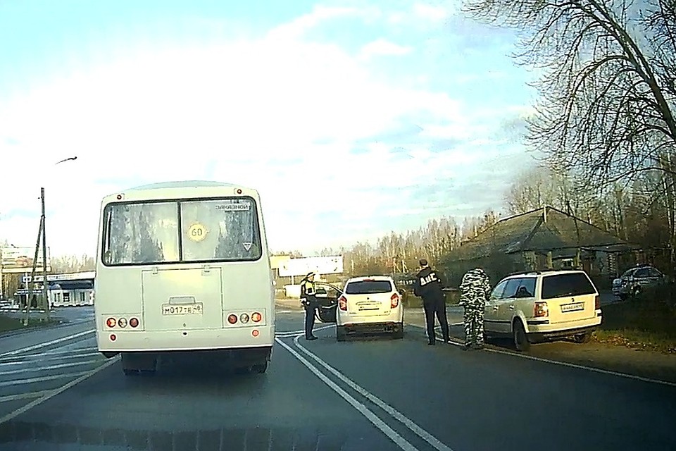 А инспекторы ДПС останавливали за разметку Фото: кадр с видео