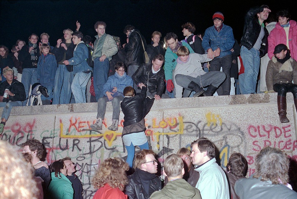 Вечером 9 ноября 1989 года тысячи немцев из восточного Берлина направились к стене, чтобы перейти ее. Фото: globallookpress.com