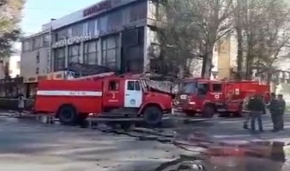 Пожарным понадобилось почти два часа, чтобы полностью потушить пламя. Фото: пресс-служба МЧС КР