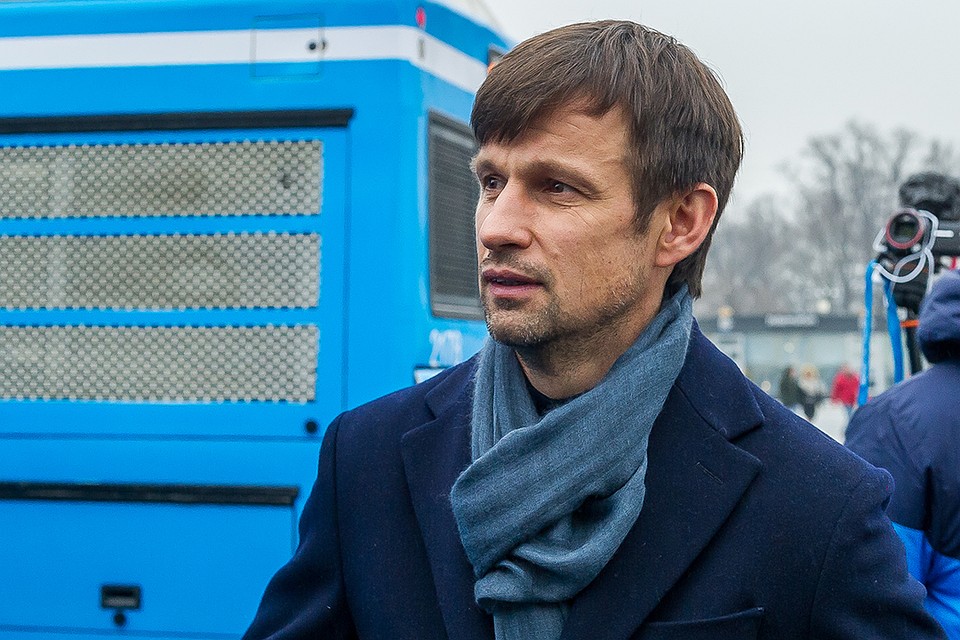 Одними из первых пассажиров новых лазурных автобусов стал главный тренер «Зенита» Сергей Семак. Фото: Олег ЗОЛОТО