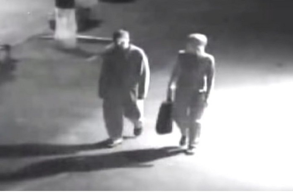 Взрывчатку ночью заложили под машину парочка неизвестных в спортивных костюмах. Фото: стоп-кадр.